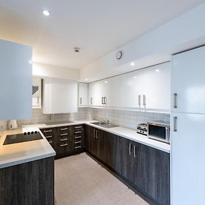 Basic Seven Bedroom Apartment three-quarter Double Beds